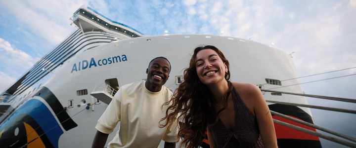 Junge lächelnde Jugendliche vor der AIDAcosma bei der Kreuzfahrt Mediterrane Schätze mit Korsika.