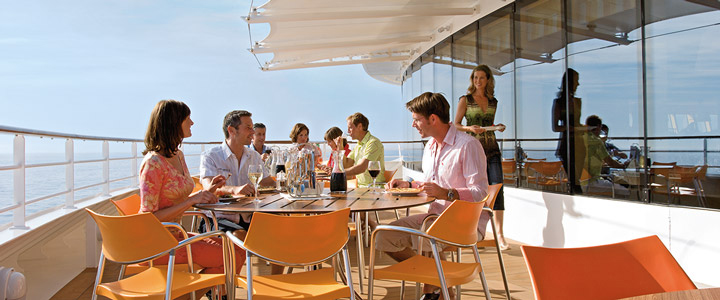 Passagiere beim Lunch auf der Terrasse bei der Kreuzfahrt Mittelmeerinseln ab Korfu mit AIDAblu.